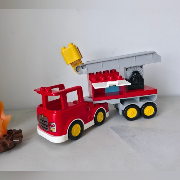 duplo lego firetruck set - Picture 3 of 3